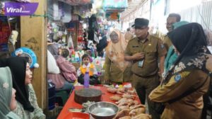 Staf Ahli bidang Ekonomi, Keuangan dan Pembangunan, Alexsander Bastomi, SP., M.Si Pantau Harga, Kendalikan Inflasi di OKI. Foto : viralsumsel.com/fir