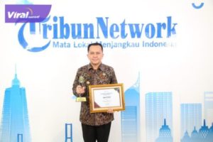 Penjabat (Pj) Gubernur Sumatera Selatan (Sumsel) Agus Fatoni menerima Penghargaan Pengendalian Stunting. Foto : viralsumsel.com/win