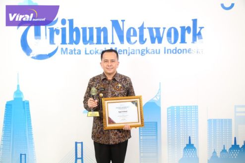Penjabat (Pj) Gubernur Sumatera Selatan (Sumsel) Agus Fatoni menerima Penghargaan Pengendalian Stunting. Foto : viralsumsel.com/win