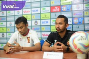 Pelatih kepala Sriwijaya FC Muhammad Yusuf Prasetyo bersama pemain Sriwijaya FC, M. Rifqi dalam pre match press confren jelang laga kontra Sada Sumut FC. Foto : mo sfc