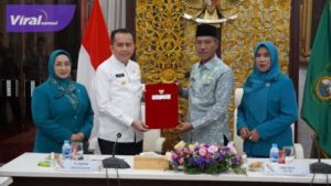 Pj Gubernur Sumsel Agus Fatoni menyerahkan SK Menteri Dalam Negeri tentang penugasan Wakil Bupati OKI, Dja’far Shodiq menjadi Plt Bupati OKI, di Griya Agung, Palembang, Sabtu, (5/11/2023). Foto : viralsumsel.com/fir