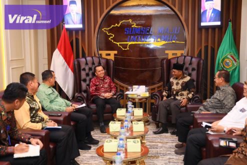 Pj Gubernur Sumsel Agus Fatoni menerima audiensi Ketua Pimpinan Wilayah Muhammadiyah Sumsel Ridwan Hayatuddin bertempat di Kantor Gubernur, Kamis (2/11/2023). Foto : viralsumsel.com/win  