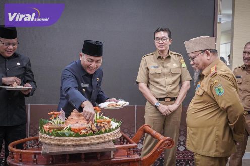Senangnya Pj Bupati H Apriyadi Mahmud Dapat Kejutan Ultah dari ASN Muba. Foto : viralsumsel.com/dev