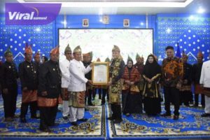 Pj Gubernur Agus Fatoni dan Pj Ketua TP PKK Sumsel Tyas A. Fatoni Diberi Gelar Adat oleh Kabupaten OKU Timur. Foto : viralsumsel.com/win