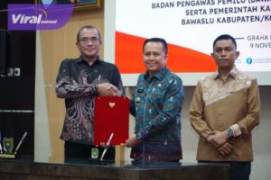 Pj Gubernur Sumsel Agus Fatoni bersama Ketua KPU dan Bawaslu Sumsel menandatangani NPHD di Auditorium Bina Praja, Kamis (9/11/2023). Foto : viralsumsel.com/win 