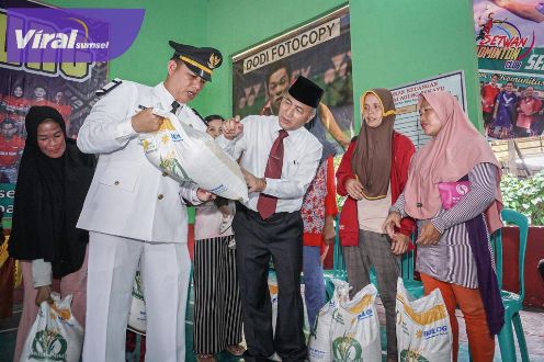 Pj Bupati Muba H Apriyadi Mahmud salurkan bantuan pangan dari Pemerintah di Bulan November 2023, Jumat (10/11/2023). Foto : viralsumsel.com/dev