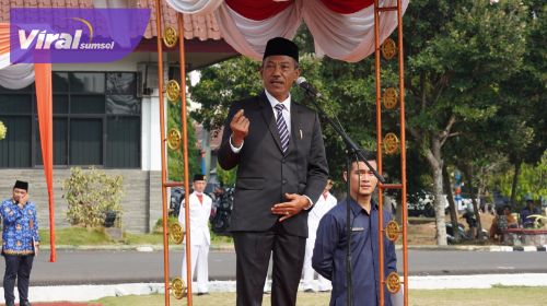 Momen Plt. Bupati OKI Ajak Peserta Upacara Nyanyikan Lagu 'Gugur Bunga' Kenang Jasa Pahlawan. Foto : viralsumsel.com/fir
