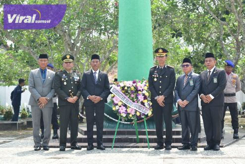 Forkopimda OKI Ziarah dan Tabur Bunga Peringati Hari Pahlawan. Foto : viralsumsel.com/fir