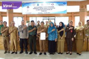 Asisten bidang Ekonomi, Keuangan dan Pembangunan OKI, M Lubis dalam rapat koordinasi strategi penurunan stunting bersama seluruh mitra. Foto : viralsumsel.com/fir