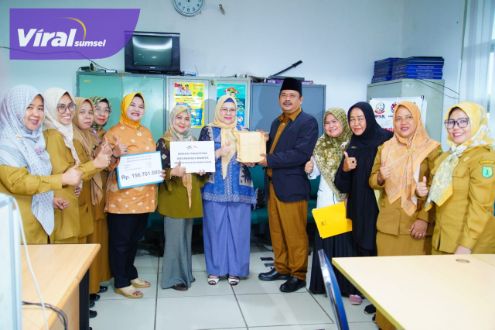 Pj Ketua TP PKK Hj Asna Aini Serahkan Langsung Donasi Untuk Palestina. Foto : viralsumsel.com/win