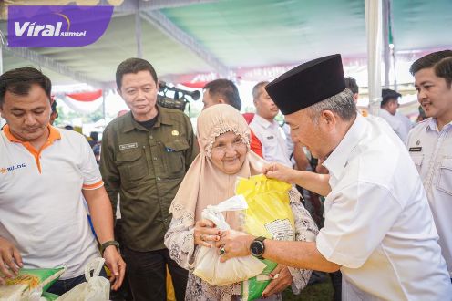 Pj Bupati Muba H Apriyadi Turunkan Ribuan Paket Sembako Murah di Babat Toman. Foto : viralsumsel.com/dev