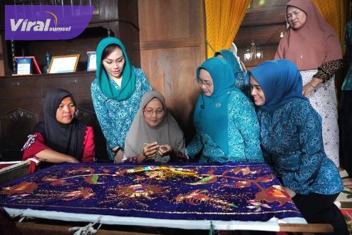 Pj Ketua TP PKK Sumsel Tyas Fatoni Kunjungi Pusat Kerajinan Sulam Benang Emas Ranau di Desa Jepara. Foto : viralsumsel.com/win