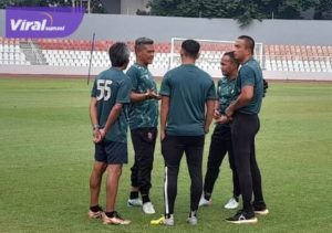 Hendri Susilo pelatih anyar Sriwijaya FC saat pimpin latihan di Stadion Bumi Sriwijaya, Kampus, Palembang. Foto : mo sfc