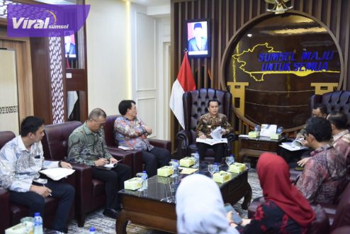 Pj Gubernur Sumsel Agus Fatoni menerima audiensi dari Deputi BPS RI M. Habibullah bersama Kepala BPS Sumsel Moh Wahyu Yulianto di Kantor Gubernur, Jumat (17/11/2023). Foto : viralsumsel.com/win