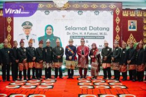 Pj Gubernur Sumsel Agus Fatoni dan Pj Ketua PKK Sumsel Mendapat Gelar Adat di Muara Enim. Foto : viralsumsel.com/win