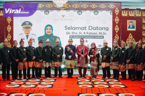 Pj Gubernur Sumsel Agus Fatoni dan Pj Ketua PKK Sumsel Mendapat Gelar Adat di Muara Enim. Foto : viralsumsel.com/win