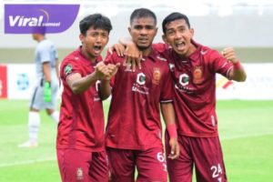 Penyerang Sriwijaya FC Habibi Jusuf selebrasi usai cetak Hattrick ke gawang PSDS Deli Serdang. Foto : pssi