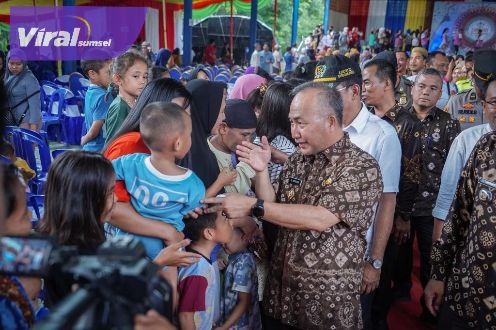 Duet Bareng Igo Lida, Pj Bupati Muba Apriyadi Hibur Penonton Liga Dangdut Bailangu Timur. Foto : viralsumsel.com/dev