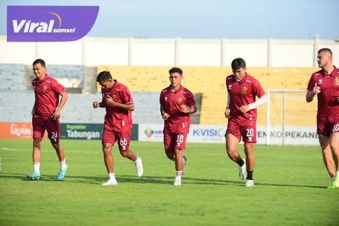 Para pemain Sriwijaya FC berlatih di Stadion Kaharuddin Nasution jelang hadapi PSPS. Foto : mo sfc