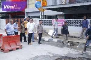 Gerak Cepat Ratu Dewa Respon Keluhan Warga, Terjunkan Petugas Perbaiki Jalan Semeru Yang Berlobang. Foto : viralsumsel.com/nto