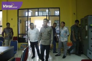 Pj Walikota Palembang Ratu Dewa Keliling Kantor Bawaslu dan KPU, Perintahkan OPD Bantu Sarana dan Prasarana. Foto : viralsumsel.com/nto