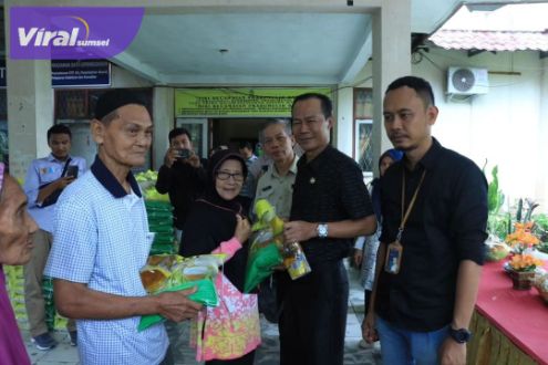 Pemkot Prabumulih bersama Disprindag dan Bulog mengelar pasar murah di Kecamatan Prabumulih Timur dan Kantor Kecamatan Prabumulih Barat, Jumat, 1 Desember 2023. Foto : viralsumsel.com/mal