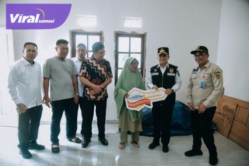Pj Gubernur Sumsel Agus Fatoni Serahkan Kunci Rumah Layak Huni kepada Warga Penerima Manfaat di Kawasan Plaju Palembang. Foto : viralsumsel.com/win