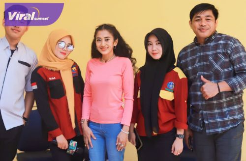 Tim RGR 97 FM Sekayu Ngobrol Asyik Bareng Guest Star. Foto : viralsumsel.com/dev