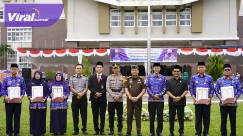 Inspektur Upacara Bendera HUT Korpri Ke 52 Tahun 2023, Pj Walikota Prabumulih Serahkan Penghargaan Satya Lencana Karya Satya Bagi PNS. Foto : viralsumsel.com/mal