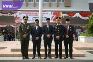 Pj Walikota Prabumulih Bersama Unsur Forkompinda Ziarah dengan Menaburkan Bunga ke Makam Pahlawan. Foto : viralsumsel.com/mal