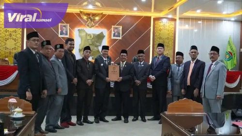 Pj Walikota Prabumulih Sampaikan Jawaban Atas Pemandangan Umum Fraksi dan Panitia Khusus Pada Rapat Paripurna DPRD Prabumulih. Foto : viralsumsel.com/mal