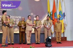 Penjabat (Pj) Gubernur Sumatera Selatan Agus Fatoni menerima langsung penghargaan tersebut dari Menteri Dalam Negeri (Mendagri), Muhammad Tito Karnavian. Foto : viralsumsel.com/win