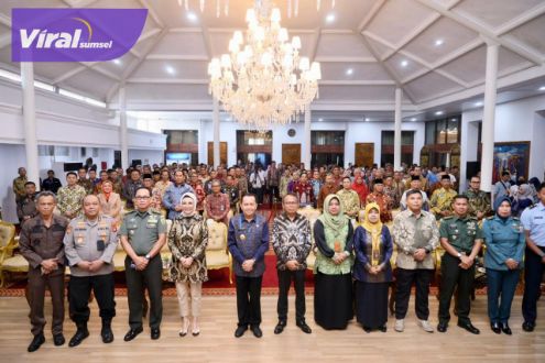 Pj Gubernur Agus Fatoni Serahkan DIPA Petikan dan Buku Alokasi TKD Tahun Anggaran 2024 kepada Bupati/Walikota se-Sumsel. Foto : viralsumsel.com/win
