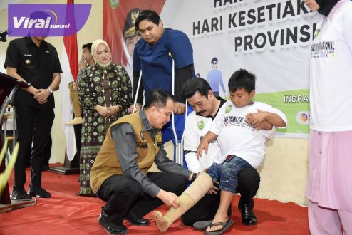 Peringatan HDI dan HKSN 2023, Pj Gubernur Agus Fatoni Bersama Pj Ketua TP PKK Tyas Fatoni Salurkan Bantuan Kepada Para Penyandang Disabilitas. Foto : viralsumsel.com/win