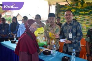 Bupati OKI H. M. Dja'far Shodiq pada acara operasi pasar Murah di Lapangan Olahraga Kecamatan Pedamaran, Jum'at (22/12/2023). Foto : viralsumsel.com/zep