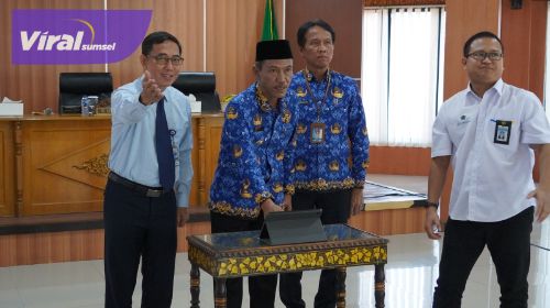 Bupati OKI H M Dja'far Shodiq Serahkan DIPA dan TKD 2024 Senilai 304 Miliar. Foto : viralsumsel.com/zep