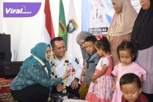 Pj Gubernur Sumsel dan Pj Ketua PKK Sumsel Gerak Cepat Beri Bantuan Bencana di Muratara. Foto : viralsumsel.com/win