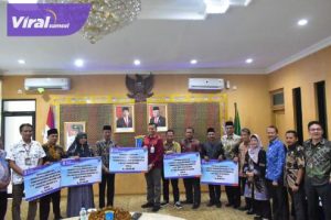 CSR Bank Sumsel Babel Kayuagung Bantu Pasokan Air Bersih untuk Warga Desa dan Pesantren. Foto : viralsumsel.com/zep