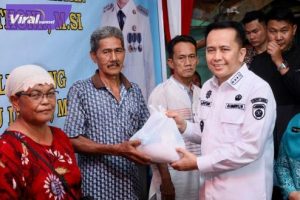 Pj Gubernur Bersama Ketua Pj  Ketua TP PKK Sumsel Bagikan Bingkisan dan Bansos Kepada Penerima Manfaat . Foto : viralsumsel.com/win