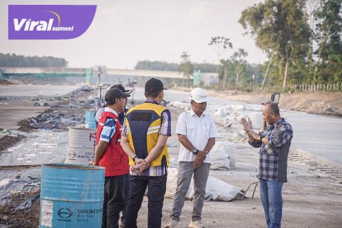 Pj Bupati Muba Apriyadi Mahmud meninjau langsung progres pembangunan Jalan Tol Bayung Lencir-Tempino, Senin (1/1/2024) siang. Foto : viralsumsel.com/dev