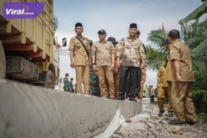 Pj Bupati Muba Apriyadi Buat Mulus Jalan yang Hubungkan Tiga Desa di Tungkal Jaya. Foto : viralsumsel.com/dev