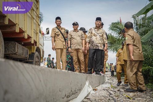 Pj Bupati Muba Apriyadi Buat Mulus Jalan yang Hubungkan Tiga Desa di Tungkal Jaya. Foto : viralsumsel.com/dev