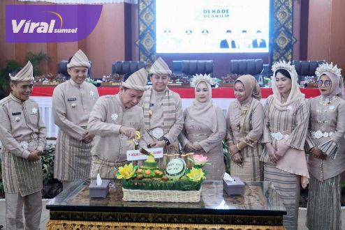Pj Gubernur Agus Fatoni dan Ketua TP PKK Sumsel Tyas Fatoni Hadiri Peringatan HUT ke-20 Kabupaten Ogan Ilir. Foto : viralsumsel.com/win