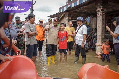 Pj Bupati Apriyadi Tinjau Warga Terdampak 'Ayo Nalam'. Foto : viralsumsel.com/dev
