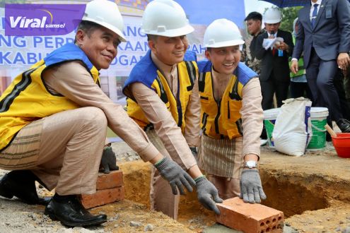 Pj Gubernur Agus Fatoni Lakukan Peletakan Batu Pertama Pembangunan Kantor Vertikal Kabupaten Ogan Ilir. Foto : viralsumsel.com/win