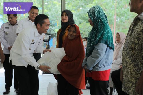 Seminggu, Pj Walikota Palembang Ratu Dewa Sudah Bagikan Sembako di Lima Kecamatan. Foto : viralsumsel.com/nto