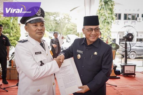 Pj Bupati Apriyadi Lantik Pj Kades Epil Barat dan Anggota BPD. Foto : viralsumsel.com/dev