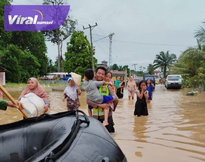 Respon Cepat Bantu Korban Banjir Musi Rawas Utara, Kapolda Sumsel Irjen Rachmat Wibowo : Bukti Polri Hadir ditengah Masyarakat. Foto : viralsumsel.com/zep