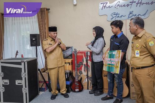 Musisi di Sekayu Dapat Kejutan Seperangkat Alat Musik dari Pj Bupati Apriyadi. Foto : viralsumsel.com/dev