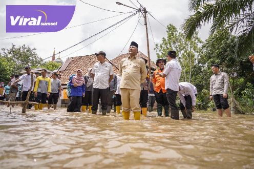 Pj Bupati Musi Banyuasin Apriyadi meninjau dan menyambangi langsung warga terdampak banjir. Foto : viralsumsel.com/dev